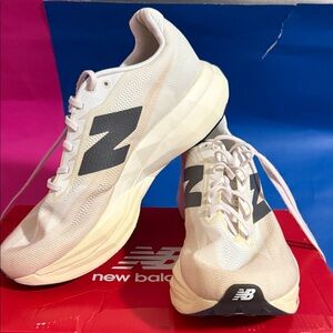 New Balance FuelCell SuperComp Elite v5 Men 10.5 / Women 12